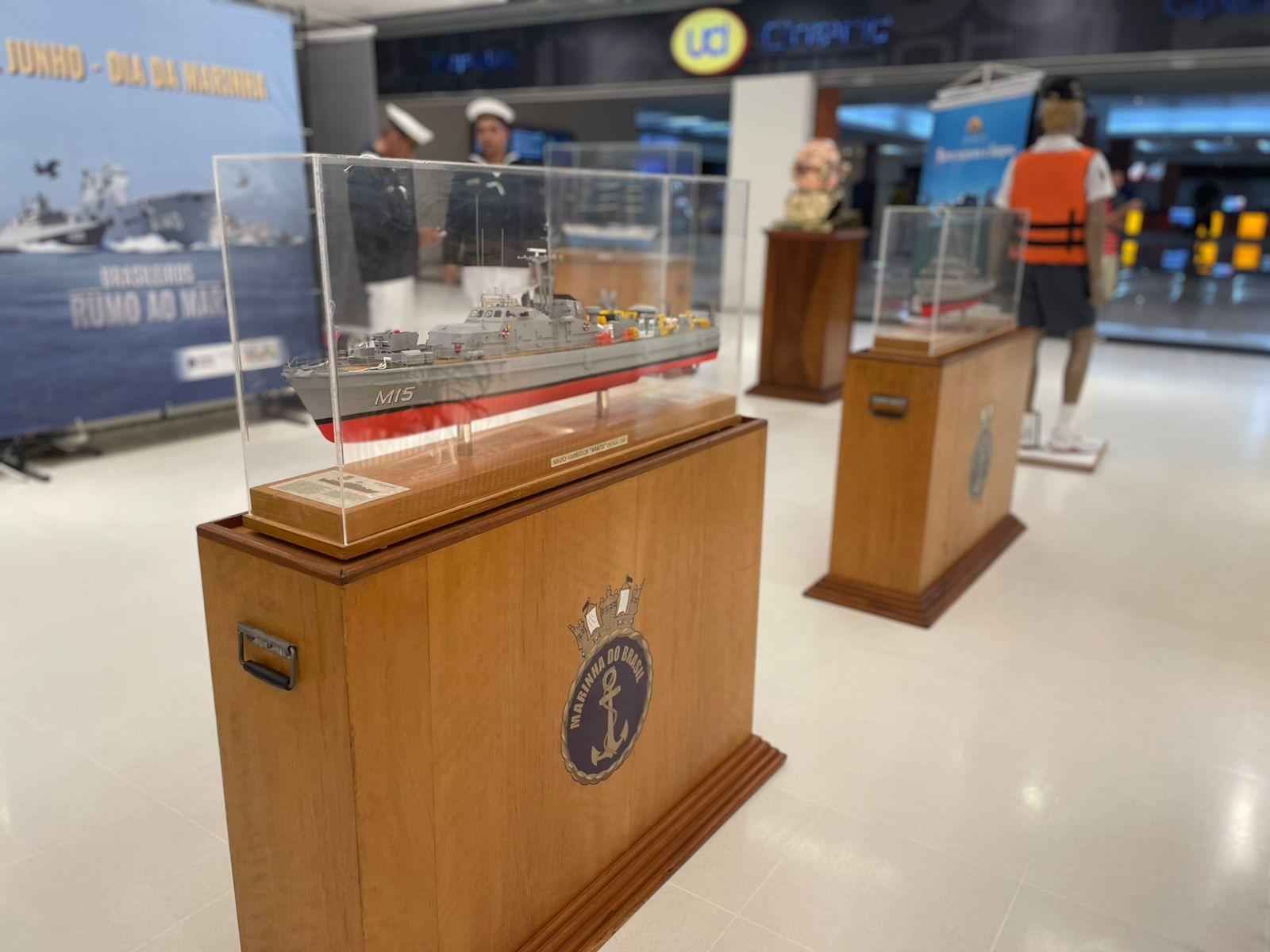 Em homenagem ao Dia da Marinha, celebrado em 11 de junho, o Shopping Barra recebe, de 9 a 12 de junho, uma exposição temática que apresenta ao público aspectos marcantes das atividades desenvolvidas pela Marinha do Brasil. Gratuita e aberta ao público, a mostra estará localizada no piso L1 Sul e reúne atrações como maquetes de faróis, luzes de sinalização e navios da Marinha, além de equipamentos operacionais e um simulador de navegação — uma experiência imersiva e educativa para todas as idades. A programação segue até o dia 13 de junho, quando a Banda de Música do Comando do 2º Distrito Naval realiza uma apresentação especial às 18h, na Praça Central, encerrando a homenagem com um espetáculo musical cheio de brasilidade e espírito cívico. A ação integra a campanha institucional “Boa para o Mar”, promovida pela Marinha do Brasil, que reforça o compromisso da instituição com a proteção das águas brasileiras, a valorização de sua história e a aproximação com a sociedade civil. “O Shopping Barra tem o compromisso de proporcionar momentos significativos para o público. Receber essa exposição é uma forma de valorizar a história e a atuação da Marinha do Brasil, além de aproximar a sociedade do importante trabalho que a instituição realiza. É uma honra para nós fazer parte dessa conexão entre a população e as Forças Armadas”, destaca Karina Britto, gerente de Marketing do Shopping Barra. O Dia da Marinha celebra a Data Magna da Força Naval — a mais antiga das Forças Armadas brasileiras — e rememora a Batalha Naval do Riachuelo, ocorrida em 11 de junho de 1865. A data exalta os valores de bravura, honra e dedicação dos homens e mulheres que servem à Marinha, protegendo as águas jurisdicionais do país. Serviço: O quê: Exposição da Marinha do Brasil Quando: 9 a 12 de junho Onde: Piso L1 Sul Entrada gratuita Sobre o Grupo Enashopp Empresa com expertise nacional e internacional voltada para o desenvolvimento, implantação, comercialização e administração de shopping centers e empreendimentos empresariais e multifuncionais. Com mais de 30 anos no mercado, o Grupo Enashopp conta com um time de profissionais com amplo conhecimento na indústria de shopping centers, atuando em empreendimentos de variados perfis e portes, levando em conta as especificidades de cada região. São mais de 1500 profissionais administrando mais de 1 milhão de m² de área construída, com uma média de 30 milhões de pessoas/ano trafegando nos empreendimentos, 5 mil unidades gerenciadas e mais de 300 mil m² de área bruta locável (ABL). O Grupo Enashopp inovou no mercado imobiliário implantando o Achei meu Ponto!, uma empresa de comercialização que possui uma plataforma digital com o propósito de ofertar, de maneira ágil e prática, a venda e locação de unidades exclusivamente comerciais e empresariais. Saiba mais sobre o Achei meu Ponto! através do site acheimeuponto.com.br.
